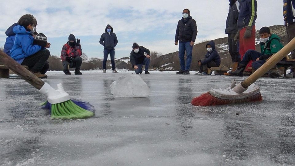 Buz tutan Kars Çayı’nda “curling” keyfi