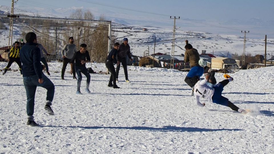 Gençlerin futbol aşkına kar engel olmuyor