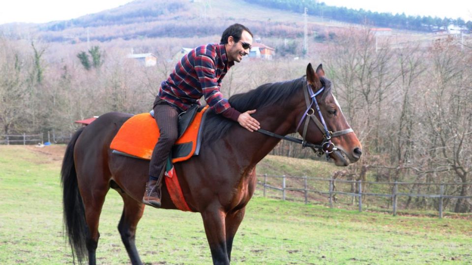 Kırbaç vurmadan yarış kazandı: Atların yıllarca canını acıtmışız