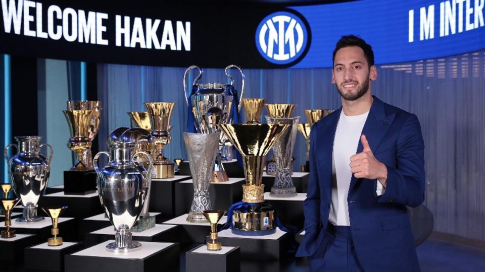 Hakan Çalhanoğlu Inter’e imza attı